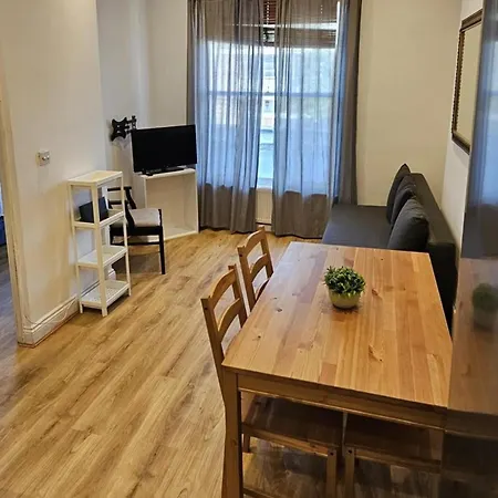 London Charm - Moscow Road Apartment